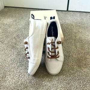 NWT Tommy Bahama White canvas sneaker size 7.5